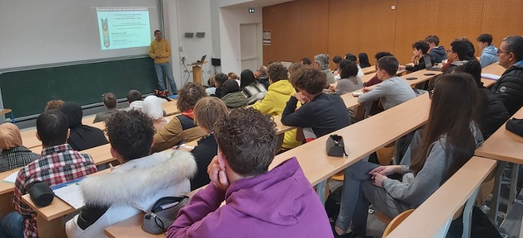 image d'eleves en amphi